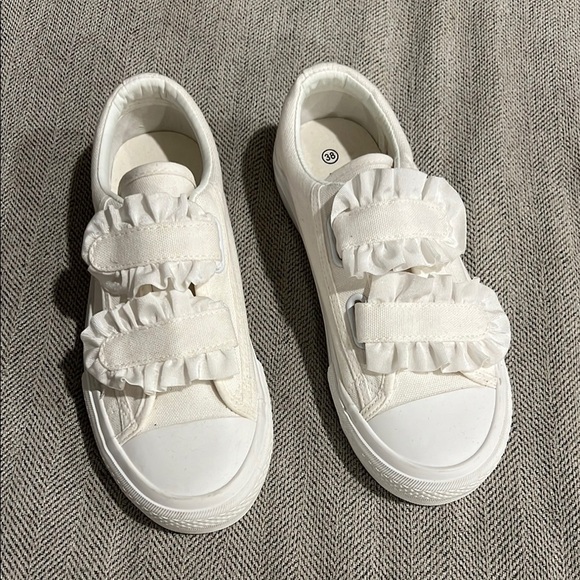 Shoes - Womens White Fashion Casual Shoe Size 38 Ruffle Velco Close NEW